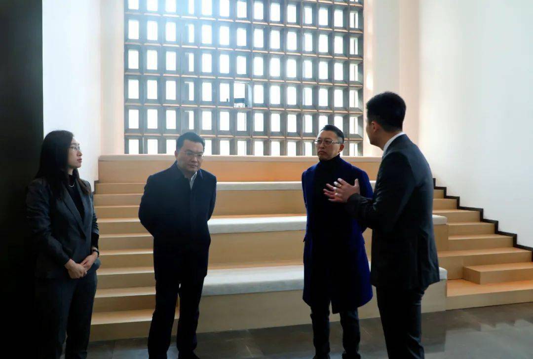 ☉ 参观联投浮生艺术馆华润置地高级副总裁谢骥,吴秉琪,华润万象生活