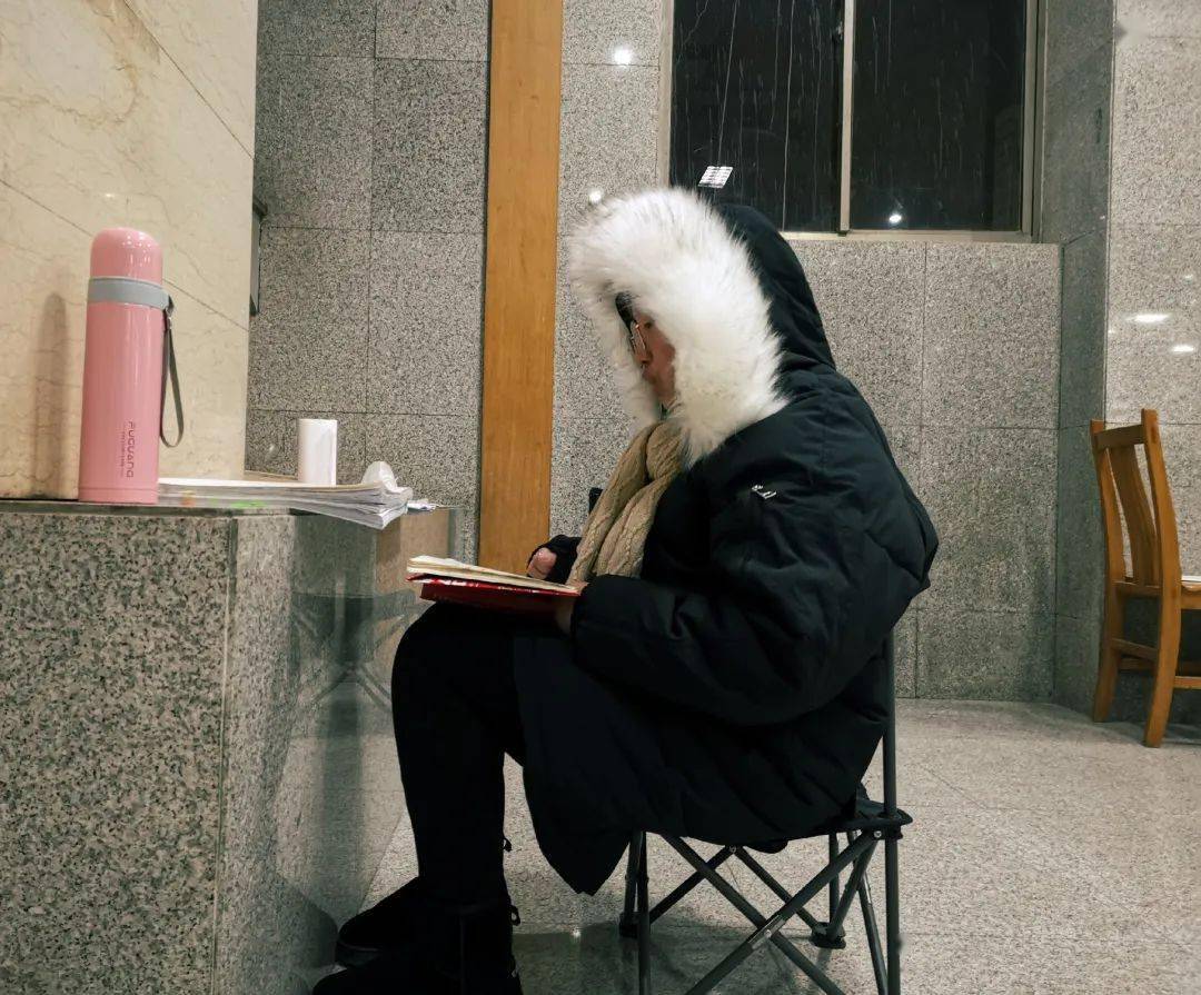 这是我们奋斗的见证我们埋头伏案文墨馨香就在手边星辰大海就在心中