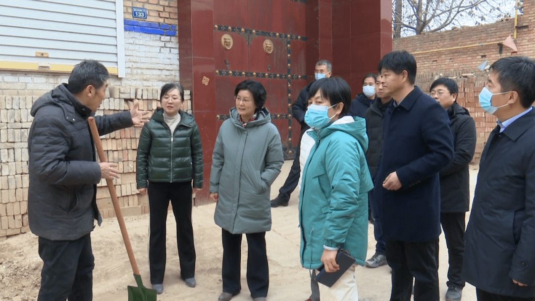 梁明军,张红玉,梁效杰一同参加