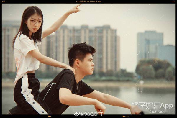 subs的朋友圈有截图证明:这些照片都是所谓的"玩游戏",找朋友圈要秀