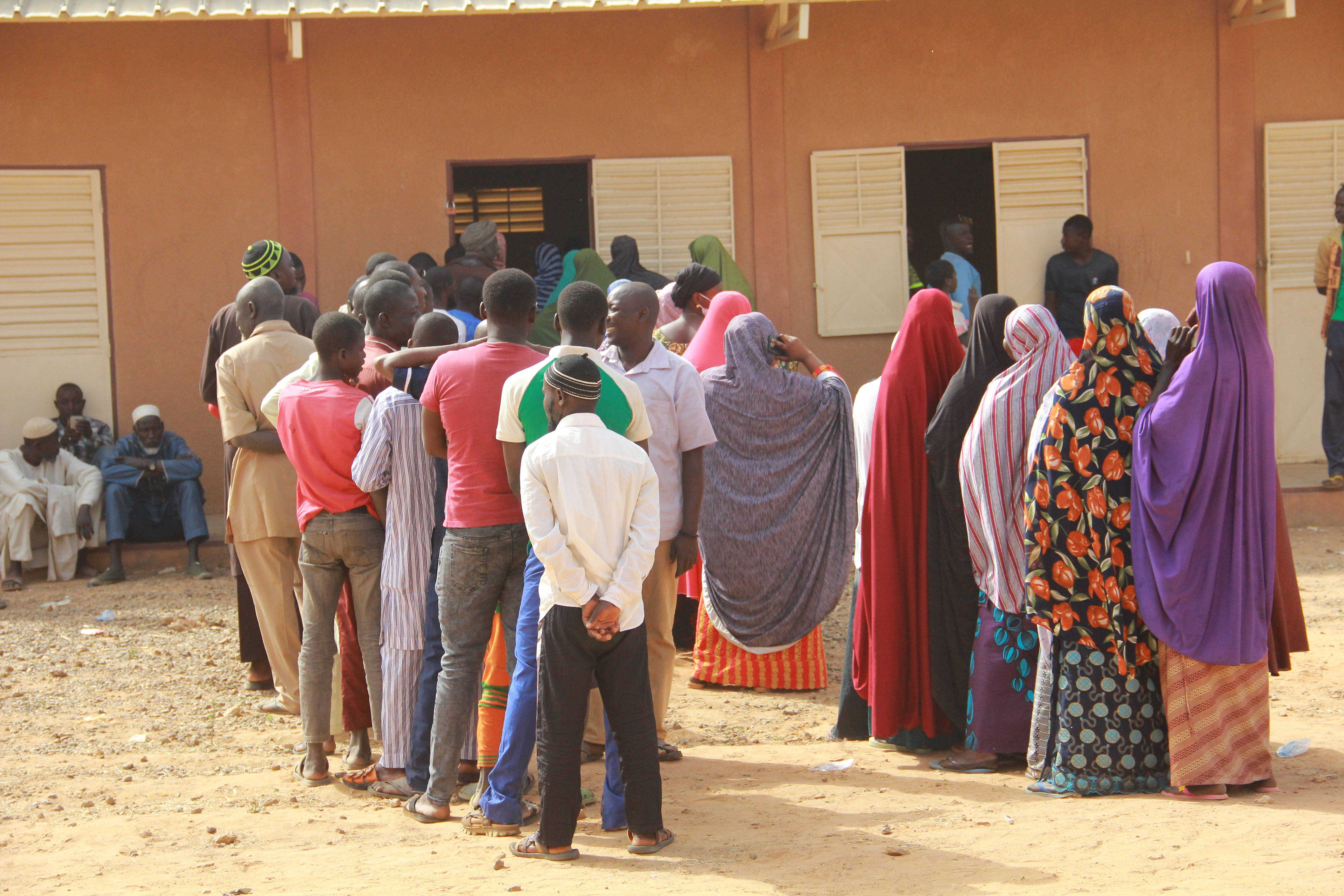 12月27日,在尼日尔首都尼亚美,选民排队投票