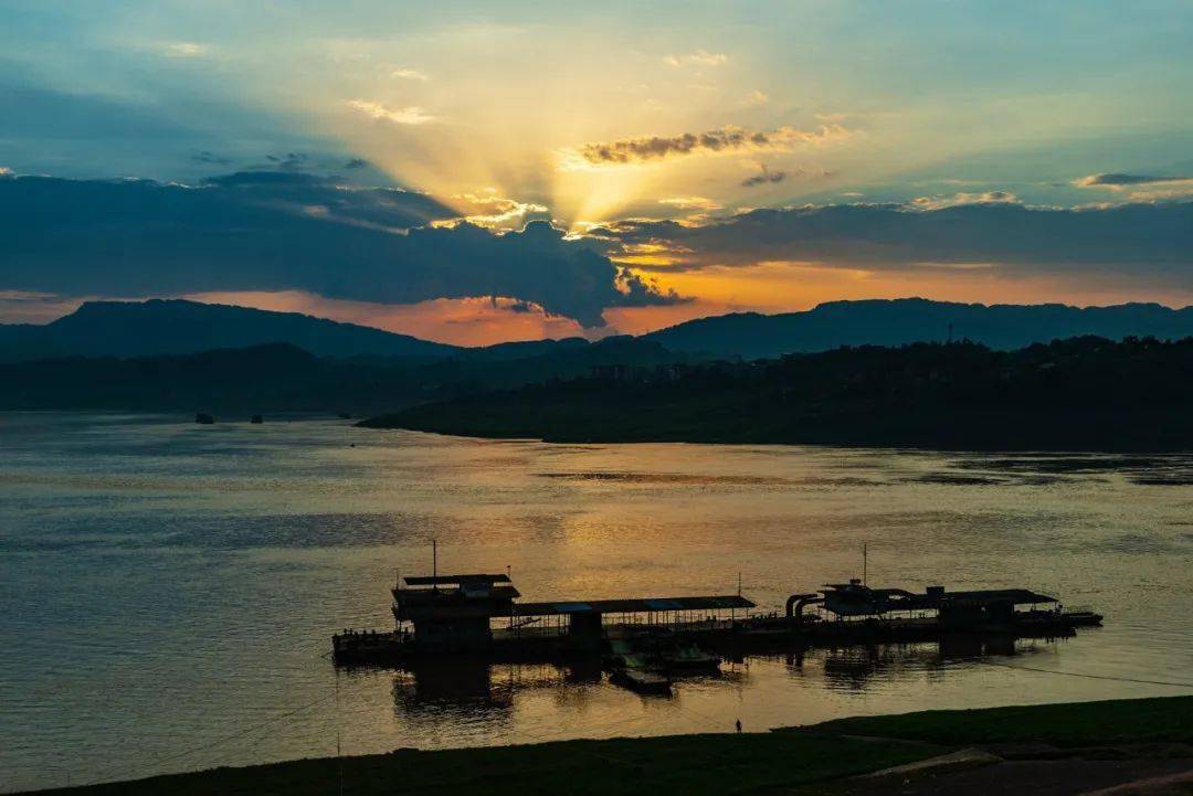 有人文奇观有人间烟火打卡古镇西沱的独特方式