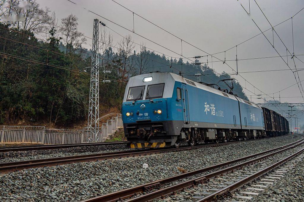 经过四年建设,渝怀铁路复线已全线建成并正式投入运营.