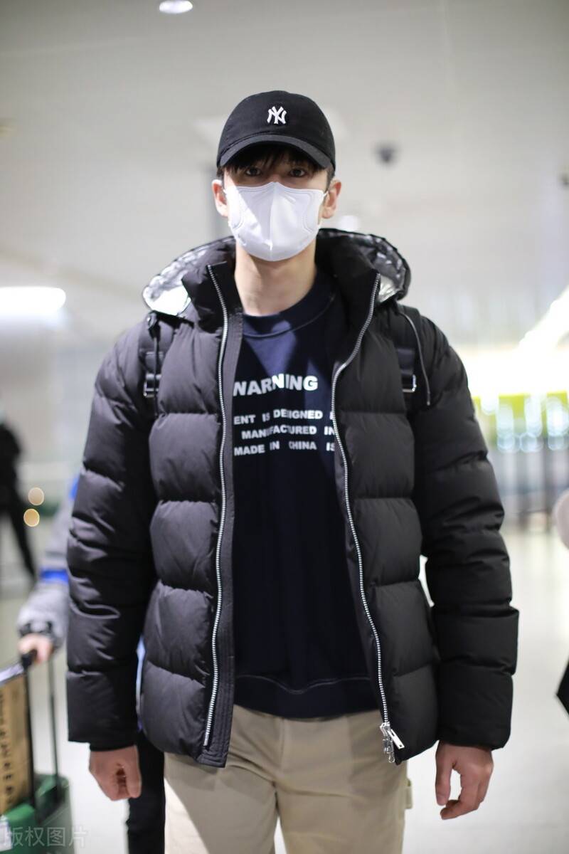 张云龙一袭黑色羽绒服现身机场头戴黑色棒球帽依旧帅气