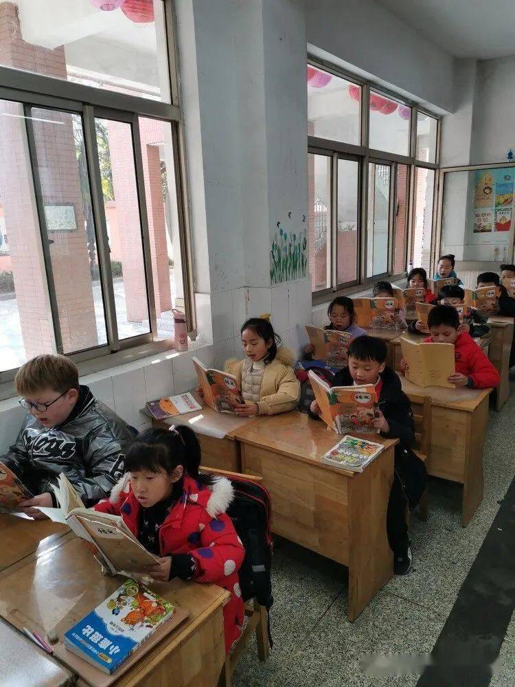 二附集团跃龙桥小学冬者岁之余读书正当时跃龙桥小学开展整班朗读比赛