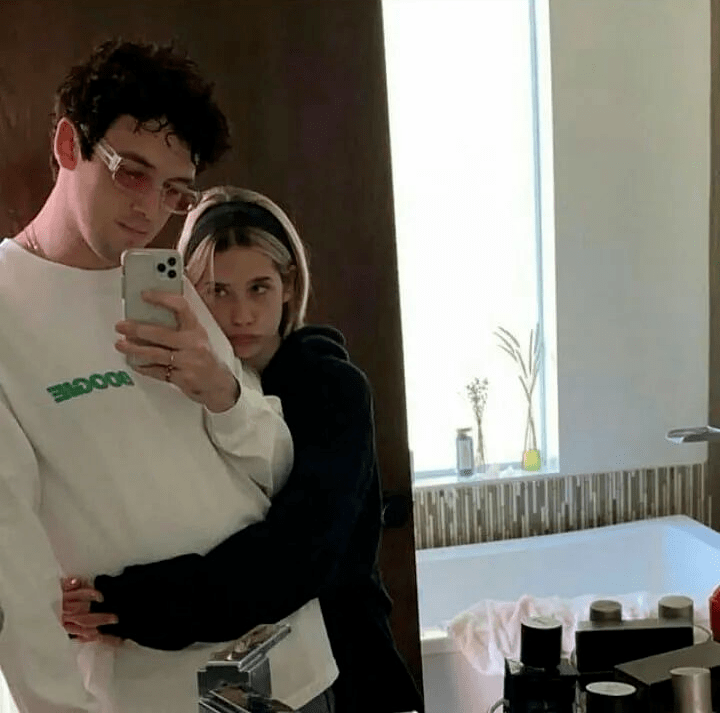 而2020年的这个季度,lauv脱单了,他在instagram上官宣了自己的恋情,跟