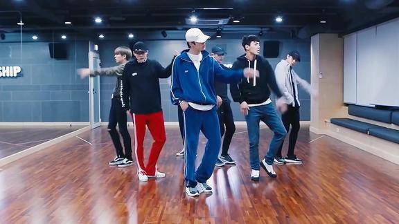 韩国男团排练室排练舞蹈