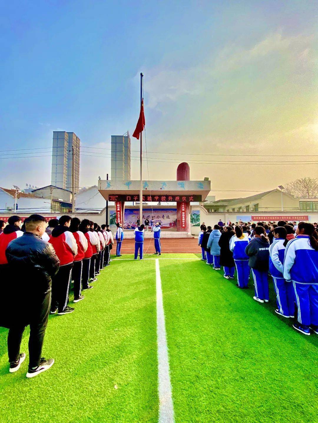 台,嘹亮的《义勇军进行曲》回荡在校园上空,鲜艳的五星红旗冉冉升起