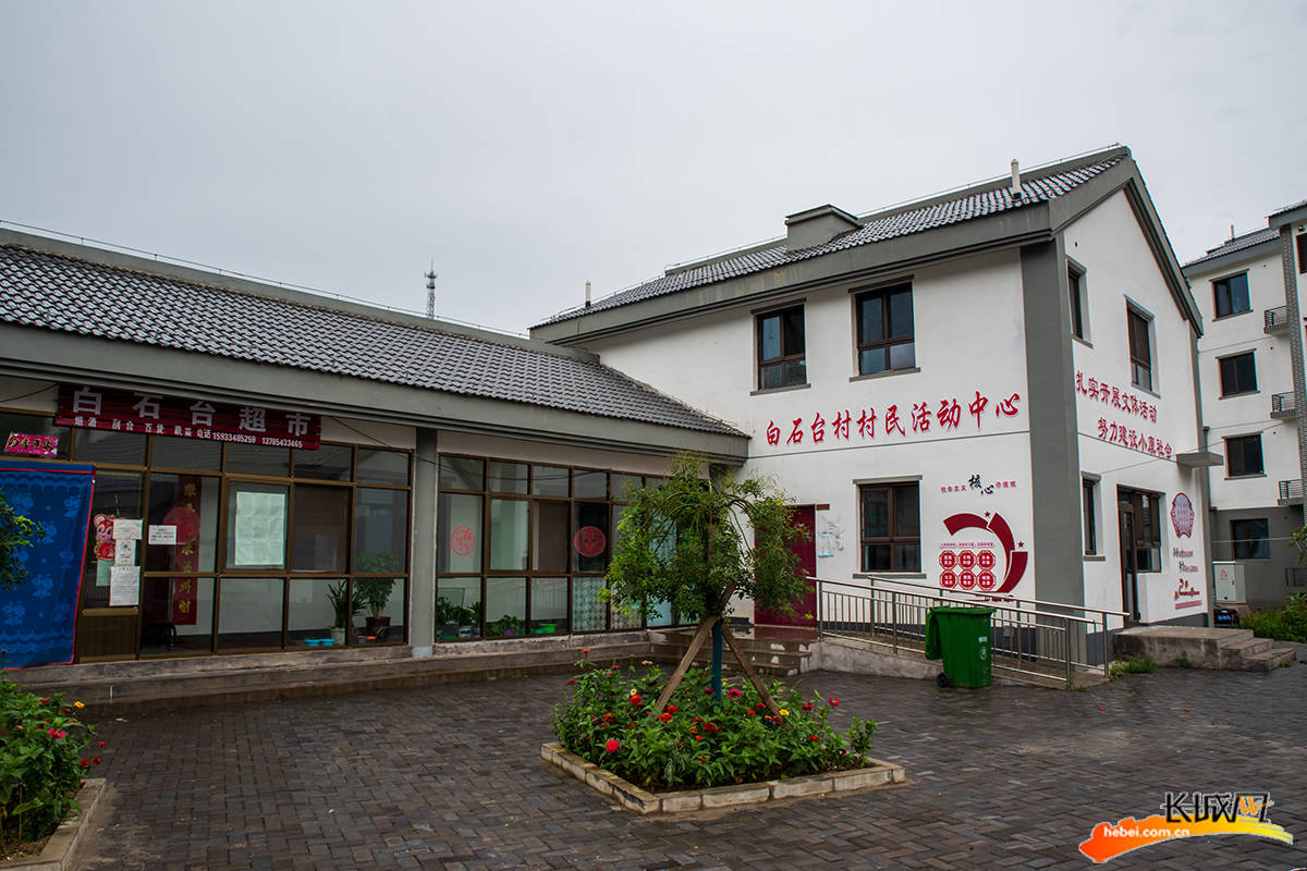 便民超市和文化活动室.从事手工业生产的村民.