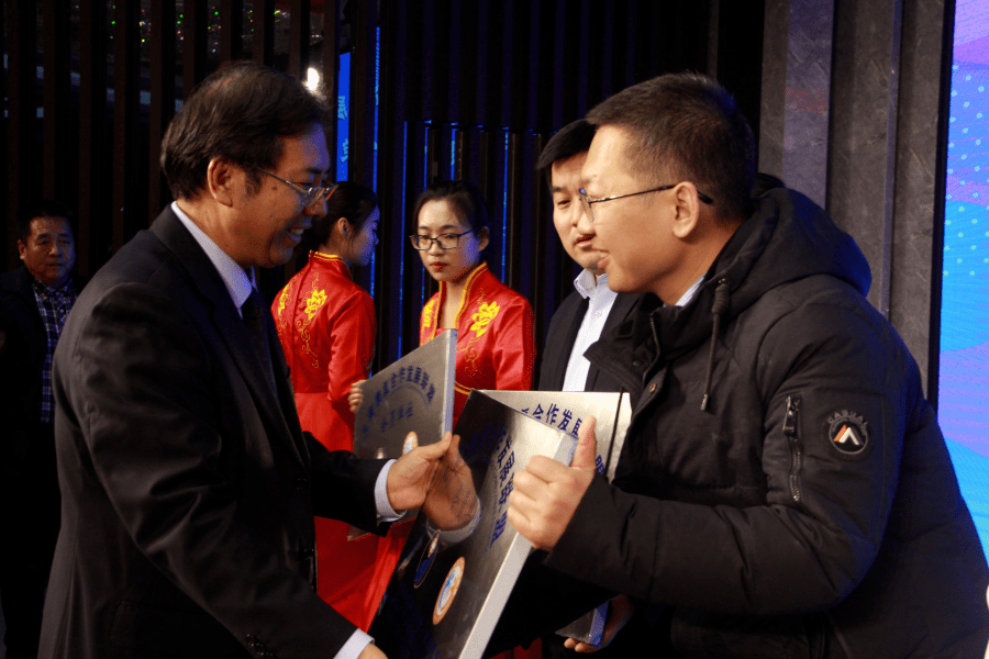 会议最后由马丙祥教授与白青云护士长共同为新加盟单位授牌并合影留念