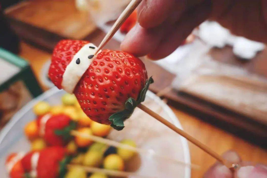 记忆里,糖葫芦多被插在草把子上,是赶集上会的时候才能够享受到到的