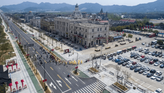 打通水簾洞環線公路,新建仿美國派拉蒙影視城門樓和朝天門旅遊驛站