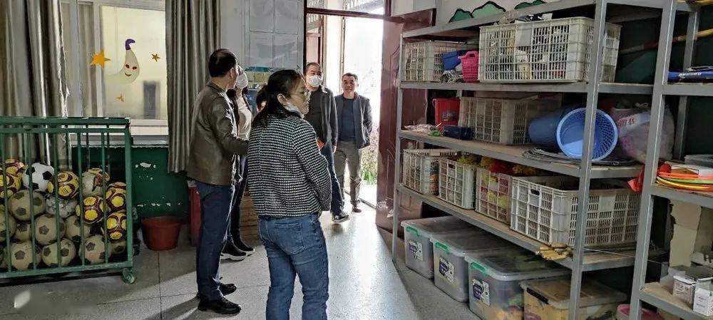 双山片区支部郑明智书记,双山中心小学吴金堆,吴芬芬副校长全程陪同