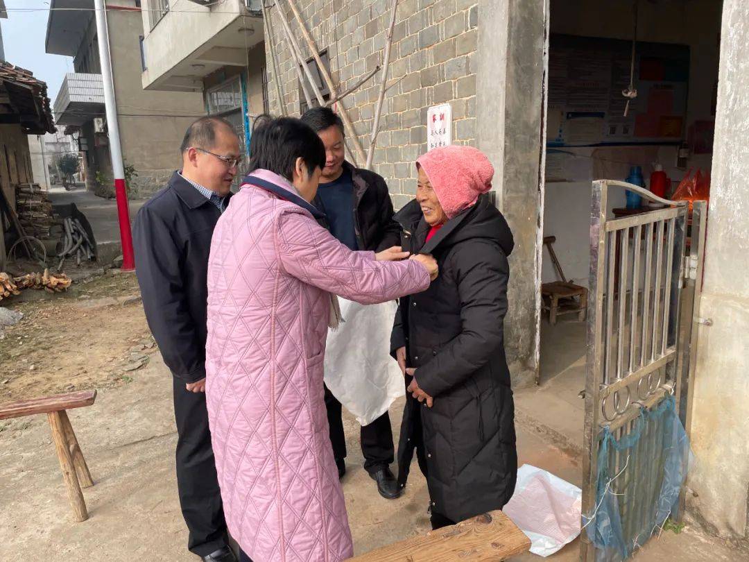 市委常委统战部长乐文红在挂点帮扶村走访慰问脱贫群众