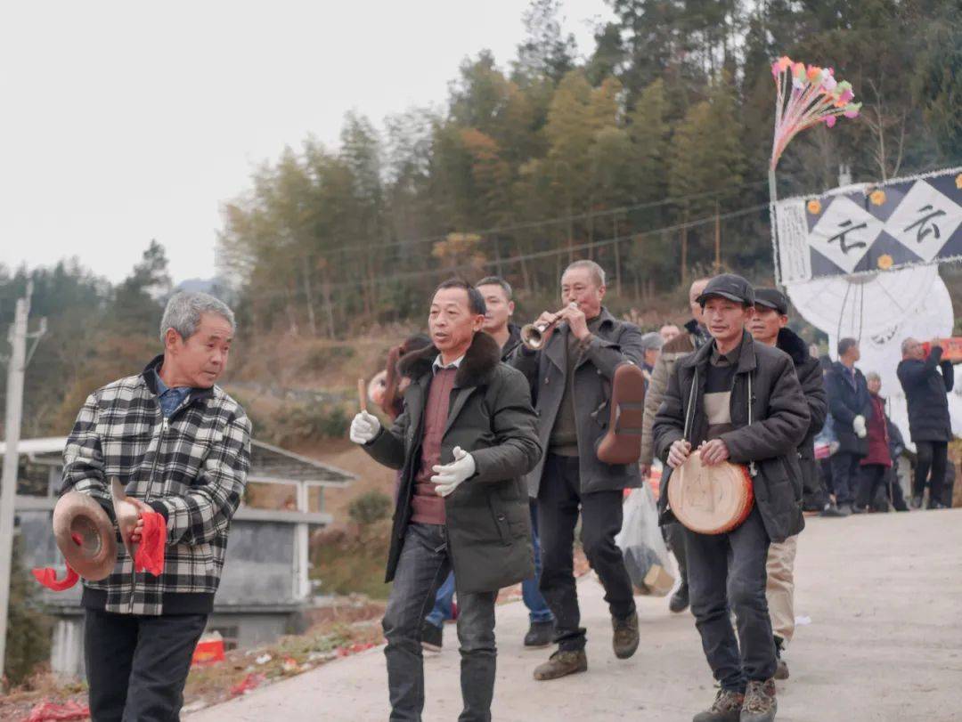 传统的花锣鼓都是由年纪较大的男性组成这两年也兴起了年轻女性为主的