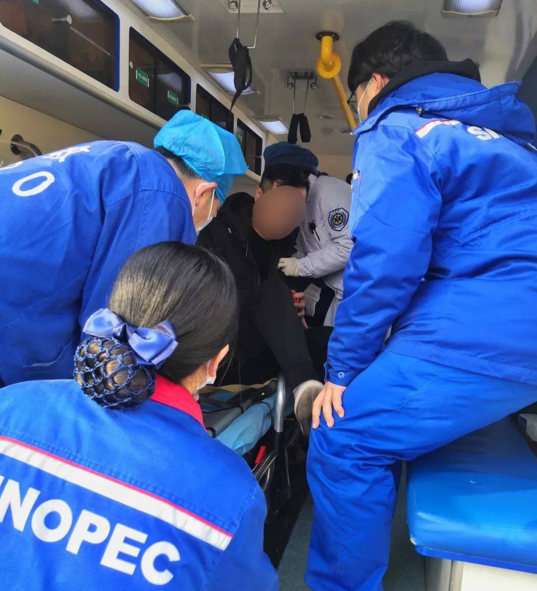 拨打120紧急救护重病顾客