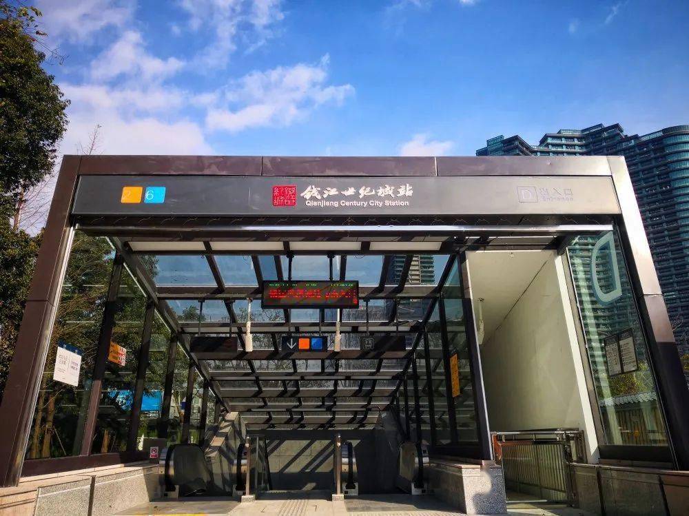 在钱江世纪城站可以和2号线换乘,乘客从钱江世纪城站可以直接去富阳