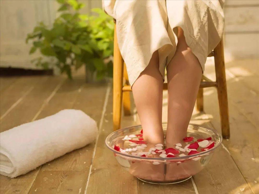 也可在睡前用热水泡脚,在较深的盆中加入40度左右的热水,让水漫过脚踝