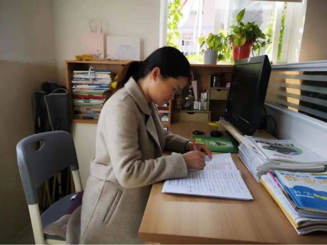 廖小兰是塘栖二中的科学教师,在三尺讲台上默默耕耘了近二十载.