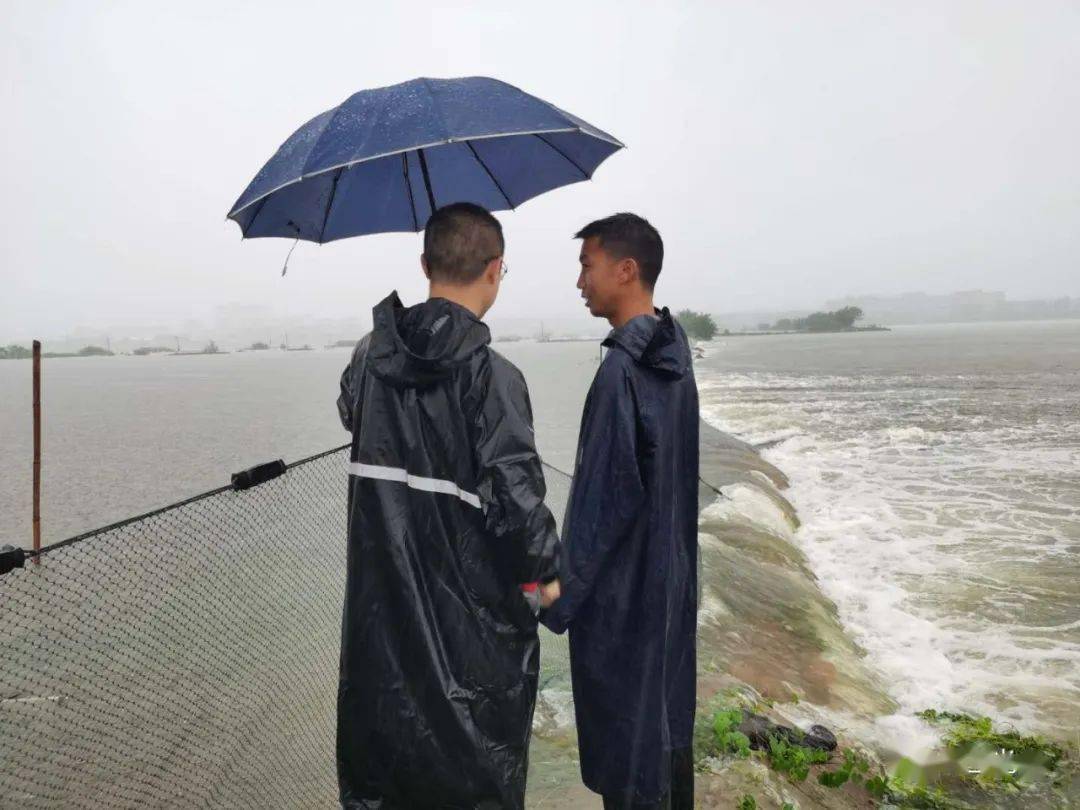 的一轮降水,7月6日,我和高新区水务局江鹏冒雨巡查红旗渠内汤逊湖汛情