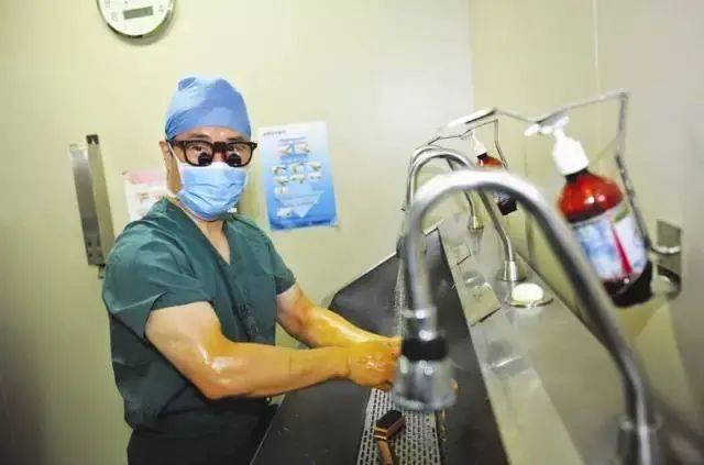 深知这一操作的难度,回国后,顾承雄尝试自己画图,设计出一种冠状动脉