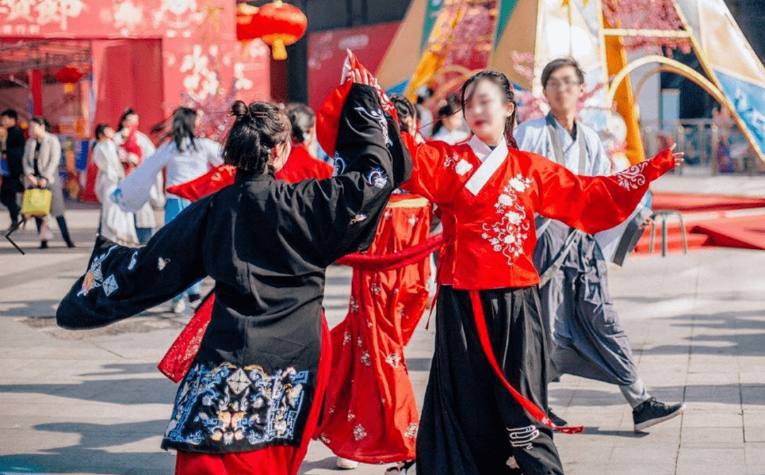 诠释穿越而来的华夏之美将现场打造为"汉唐气韵"的古风场景汉服,油