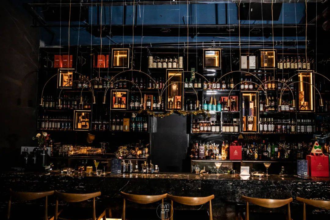 在专门的威士忌酒吧喝酒,没有夜场的喧嚣,更多的是基于威士忌本身而