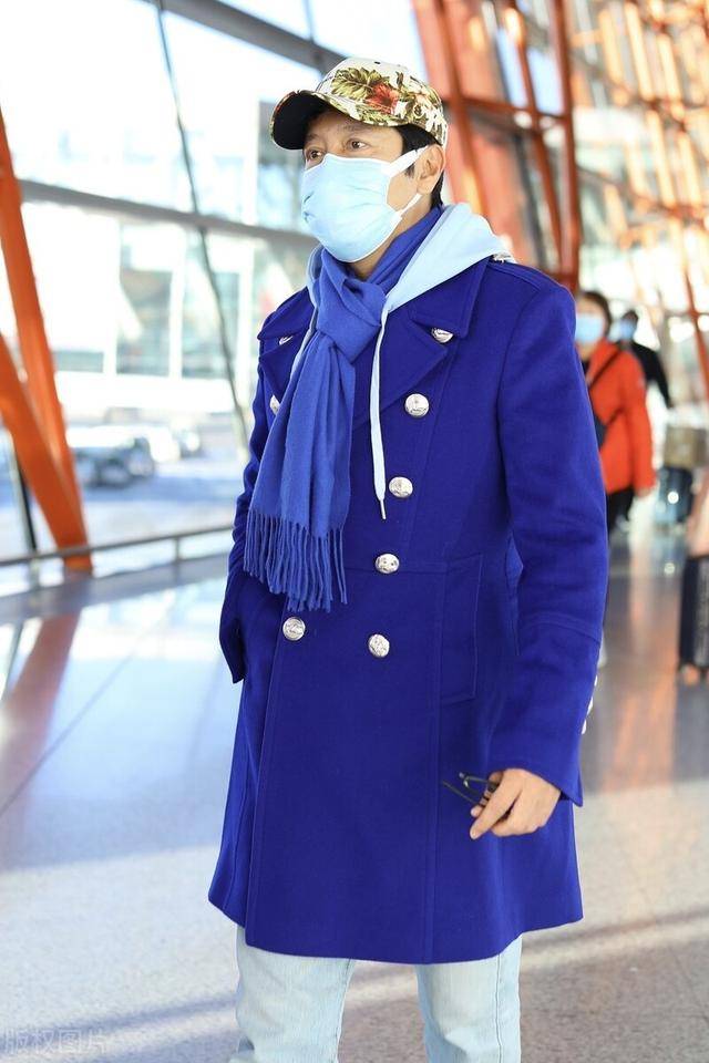 蔡国庆穿蓝色大衣出行,头戴印花棒球帽造型独特