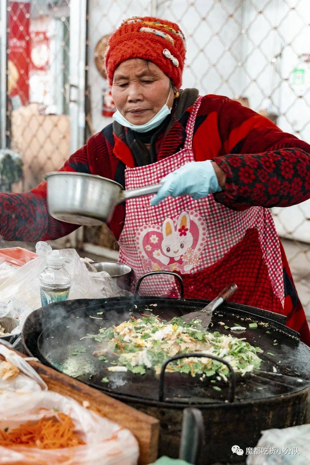 每天會騎著三輪車在市場裡轉悠,想吃喊住她就行,一份普通菜煎餅10元