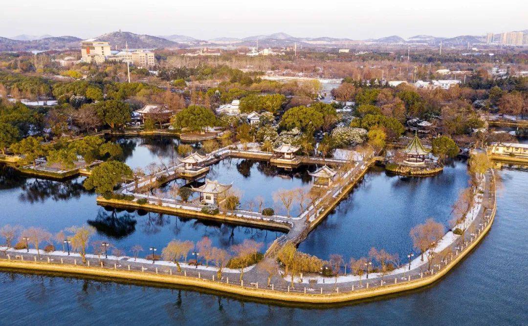 蠡园雪景俯瞰图温馨提示2020近期寒潮来袭,请大家注意防寒保暖.