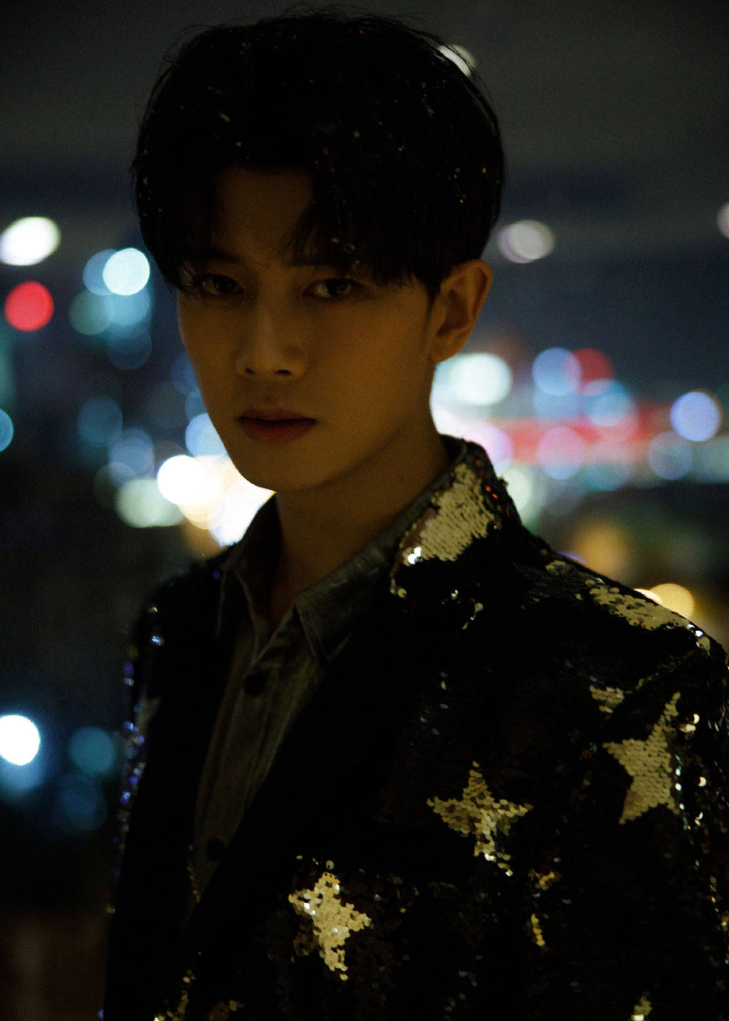 任嘉伦东方卫视跨年晚会造型公开 全身blingbling的宇宙最亮的仔