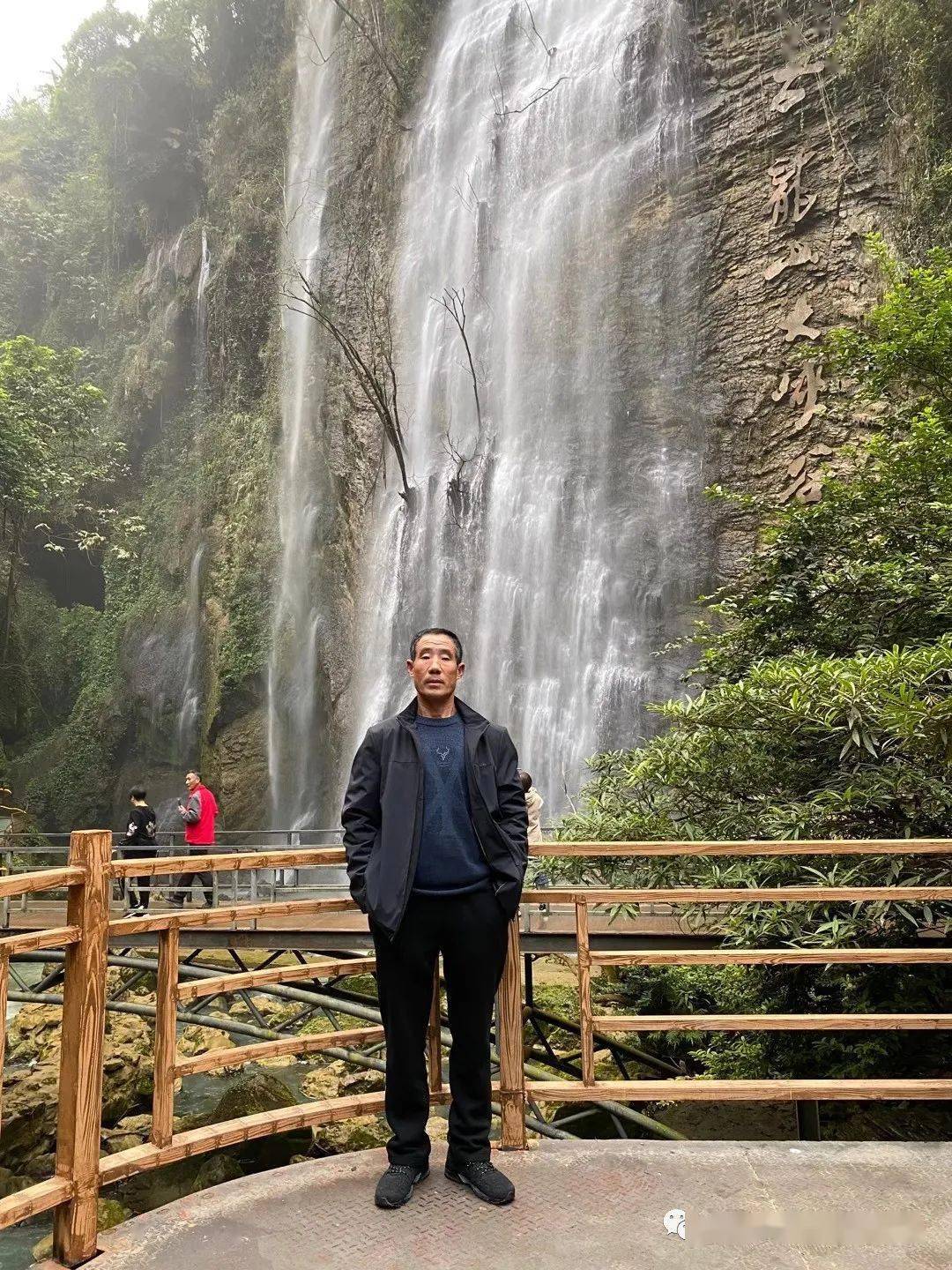 赠送"惟仁者寿"寿匾给寿民邓诚才老人的故居,是巴马长寿文化的发源地