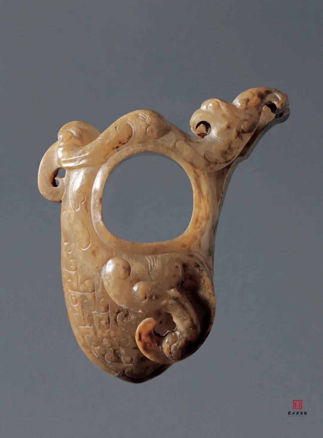 商代 玉兽面纹韘 故宫博物院藏