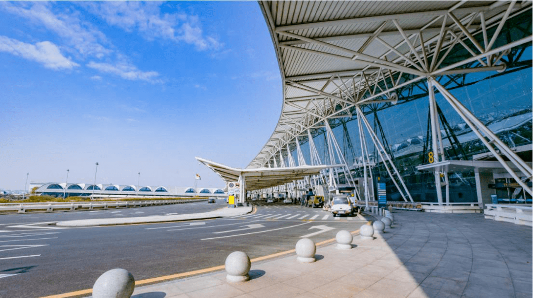 白云国际机场是中国三大门户复合枢纽机场之一, 2019年吞吐量全国排名