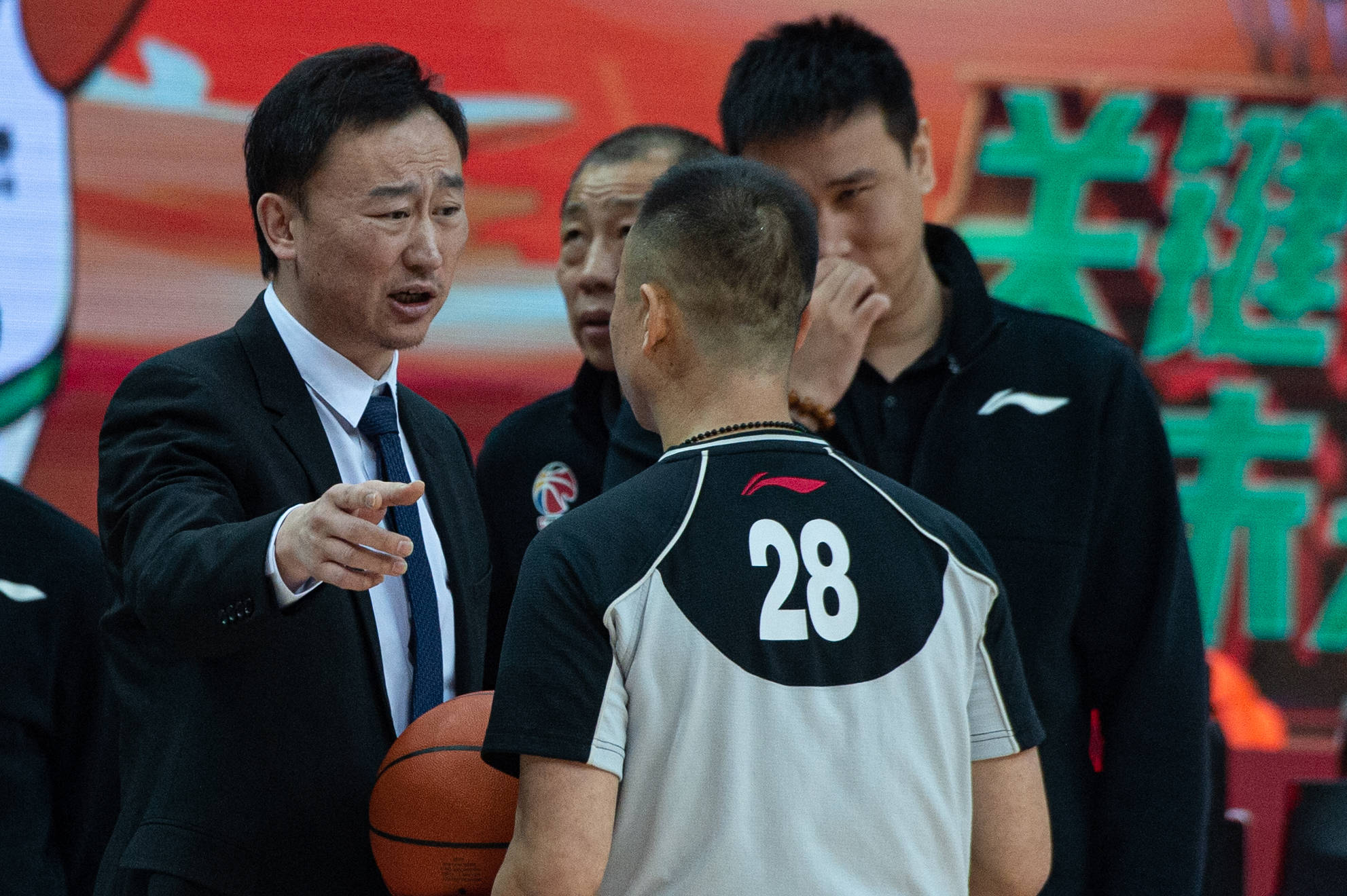 1月1日,浙江稠州金租队主教练刘维伟(左一)与主裁判汪梅(右二)交流.