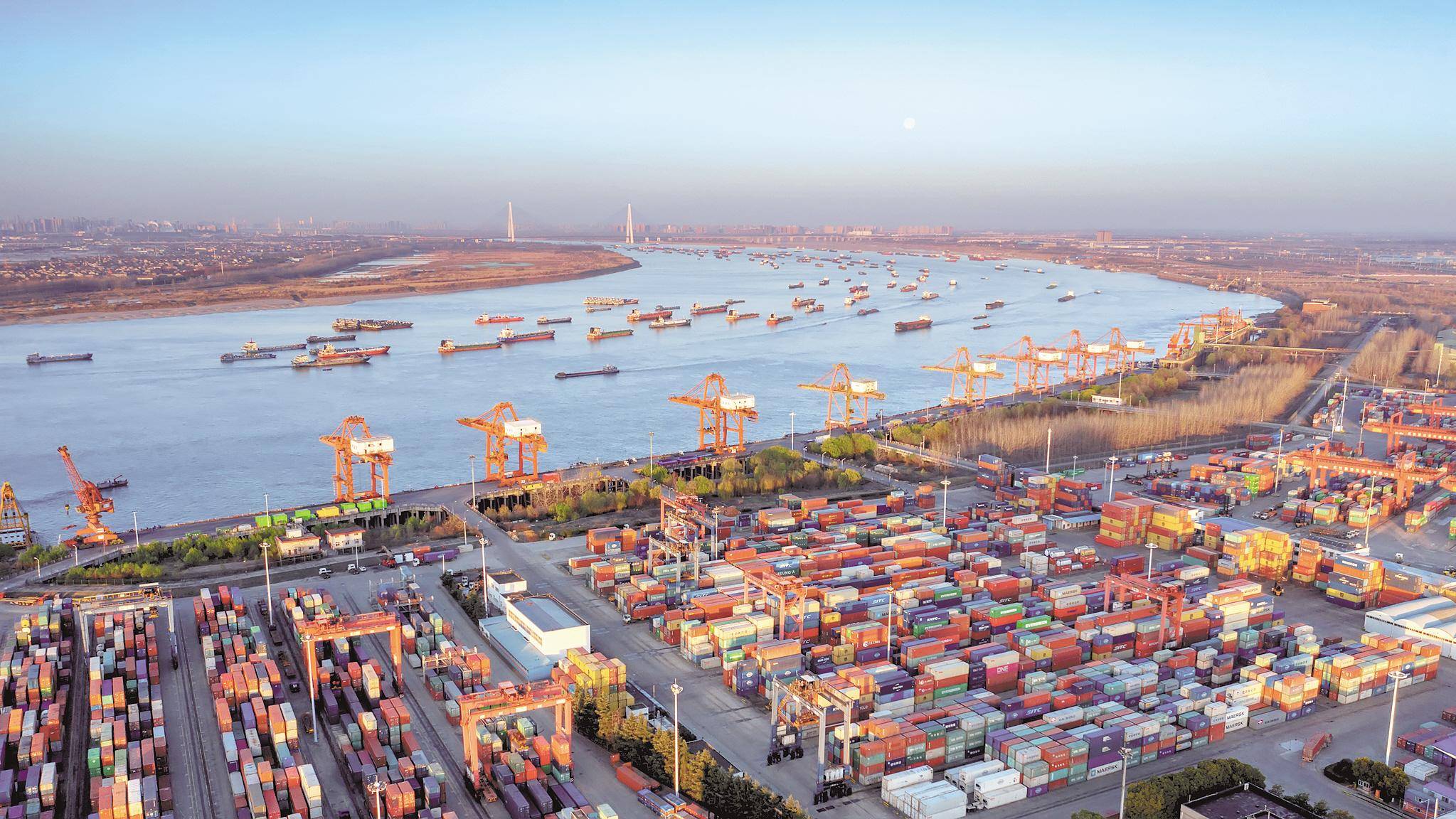 2020年12月31日清晨,武汉港阳逻集装箱码头装卸货物忙,江上百舸争流.