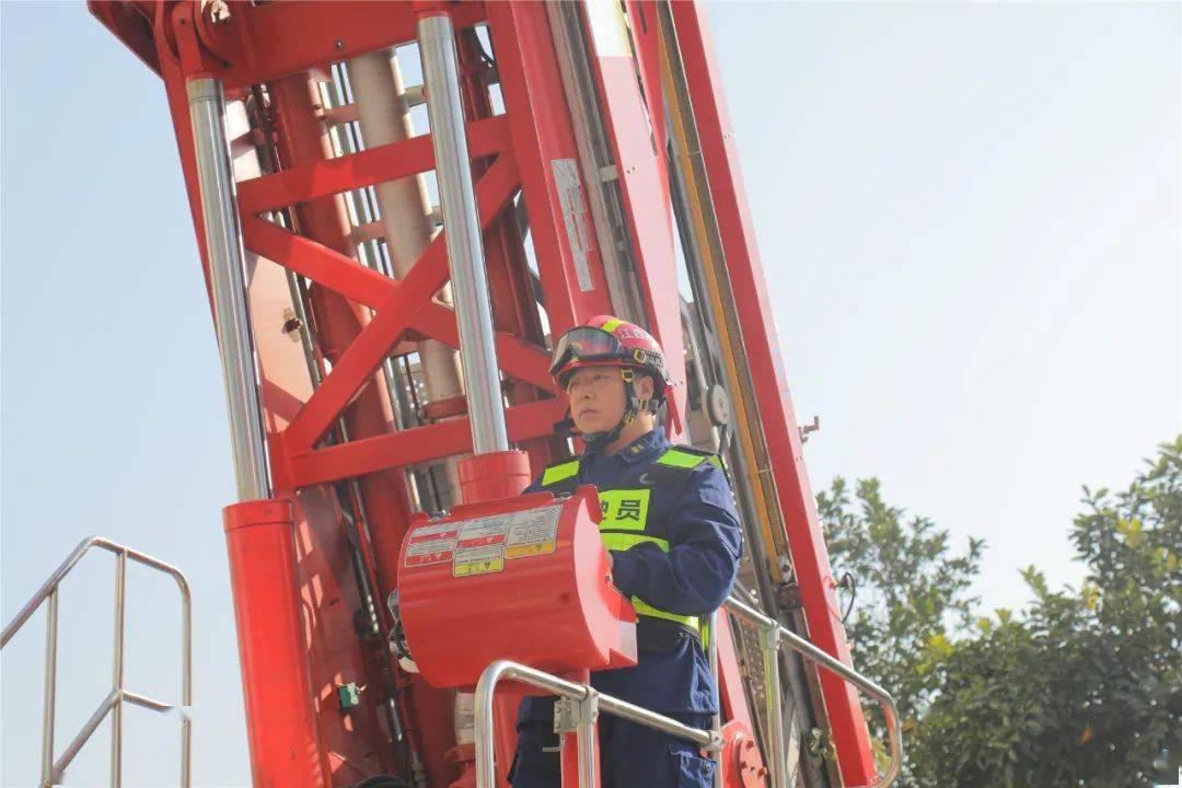 九江市消防救援支队开展大型城市综合体灭火救援实战拉动演练