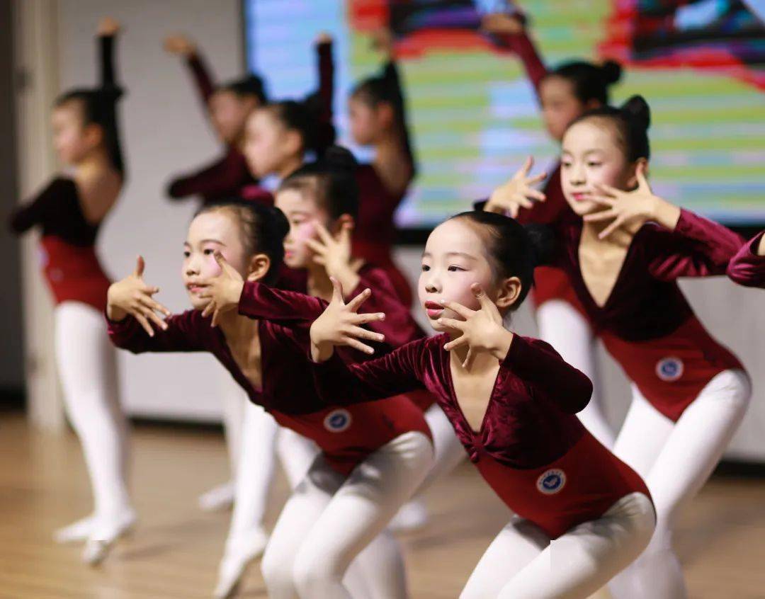 我校小学部举行迎新年中国舞考级作品展示活动