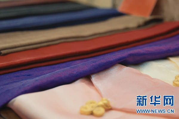 河南鲁山金蚕吐丝织出小康路