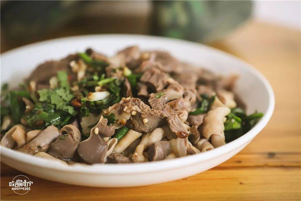 隔山肉,阉鸡,白切鹅,鸭肾,鹅肝,猪手,猪舌,鹅肠.数都数不过来.