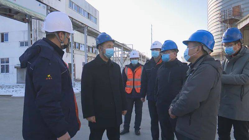 在連徐路,固鎮一中新校區和博物館建設施工現場,吳永彬聽取了項目單位