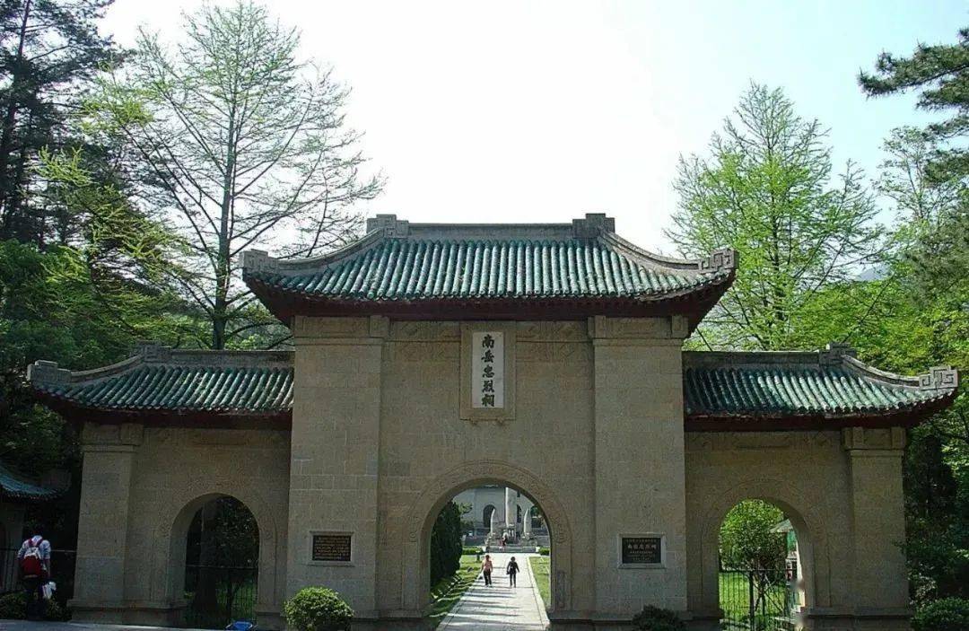 我们新年第一站  以游学拜祭的方式  来到中华民族阵亡将士总神位之前