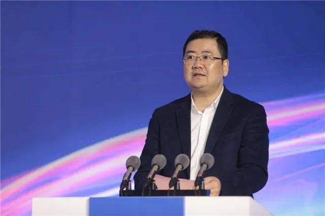 市领导徐良平,胡华良,姚汉松,郭浩良,孟国锋,金立耿,楼闯出席签约仪式