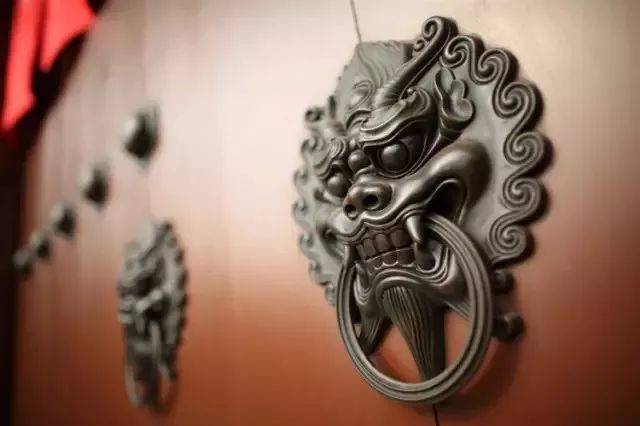 过去的门上为何总有个怪兽嘴里叼个环