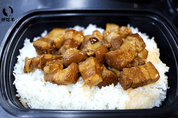 碟头饭,类似北方的盖浇饭,藏匿于广东的众多茶餐厅,大排档中.