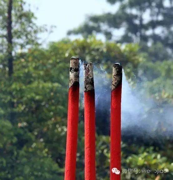 我刚出家的时候,我师父常跟我讲,香炉的香燃完了,香脚就要拔掉,把炉内