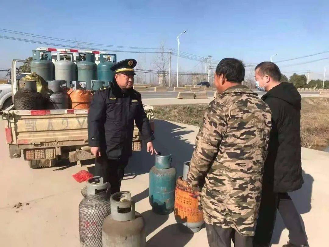 "黑气"瓶"飞跃"举水河 新洲燃管办重拳依法取缔