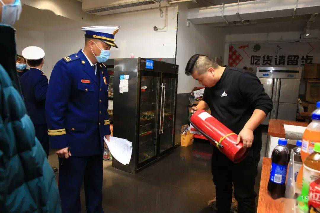 吴华礼支队长先后对万达广场,皇家至尊ktv,tnt酒吧进行夜查检查.