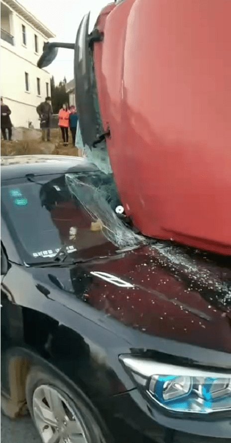 邵阳这里发生一起交通事故,三车相撞,造成一人死亡,现场.