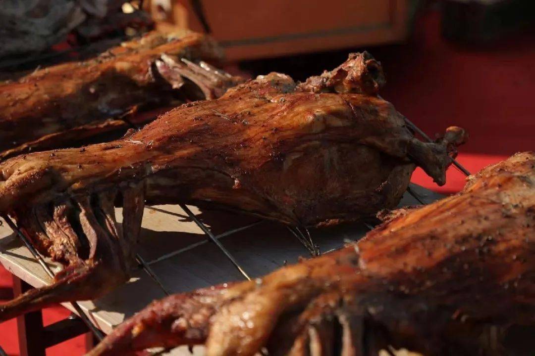 "天上烤龙肉,地上烤全羊".